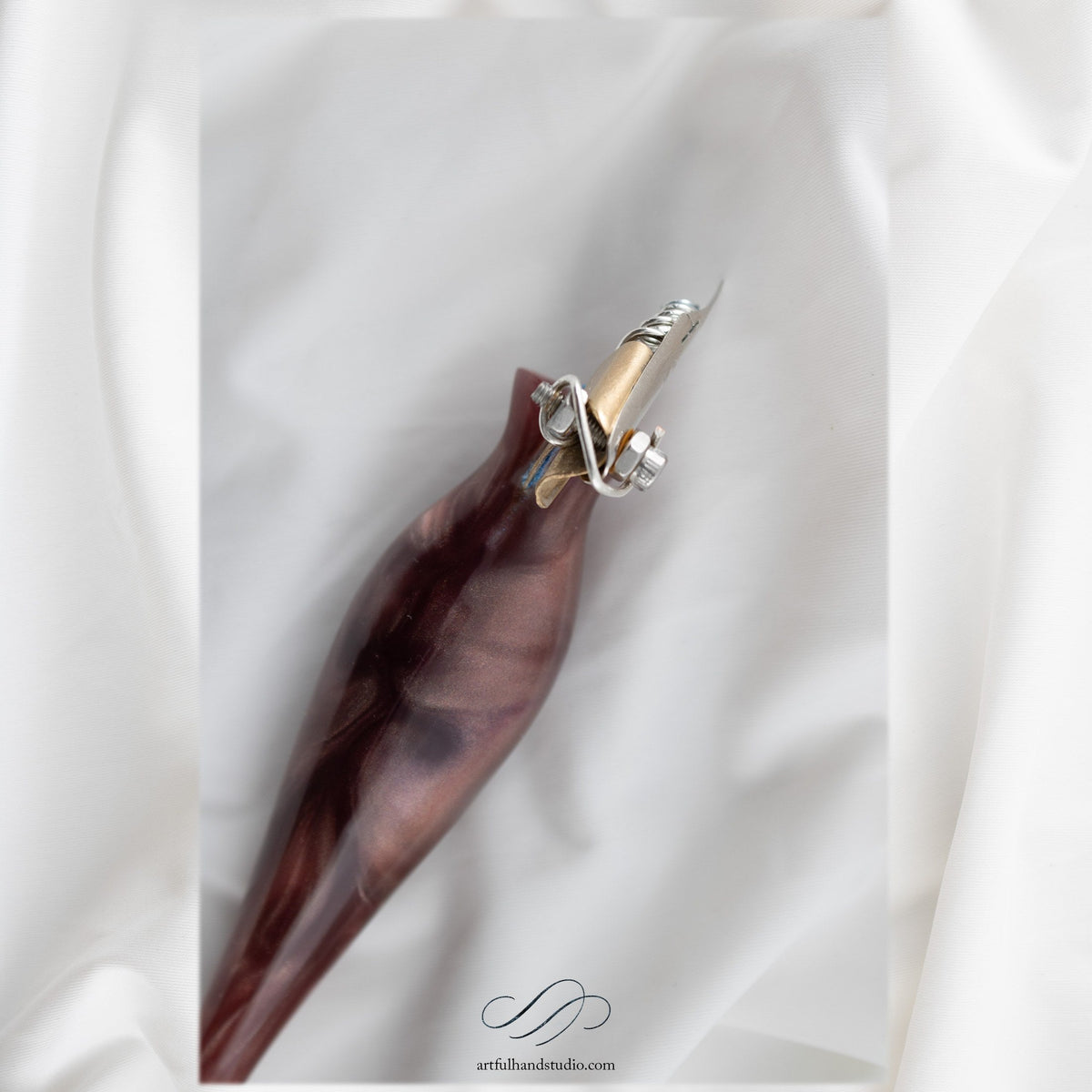 Handgefertigter Oblique-Federhalter Nr. 01 — Bordeauxrot — Rückansicht — Artful Hand Studio
