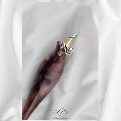 Handgefertigter Oblique-Federhalter Nr. 01 — Bordeauxrot — Rückansicht — Artful Hand Studio

