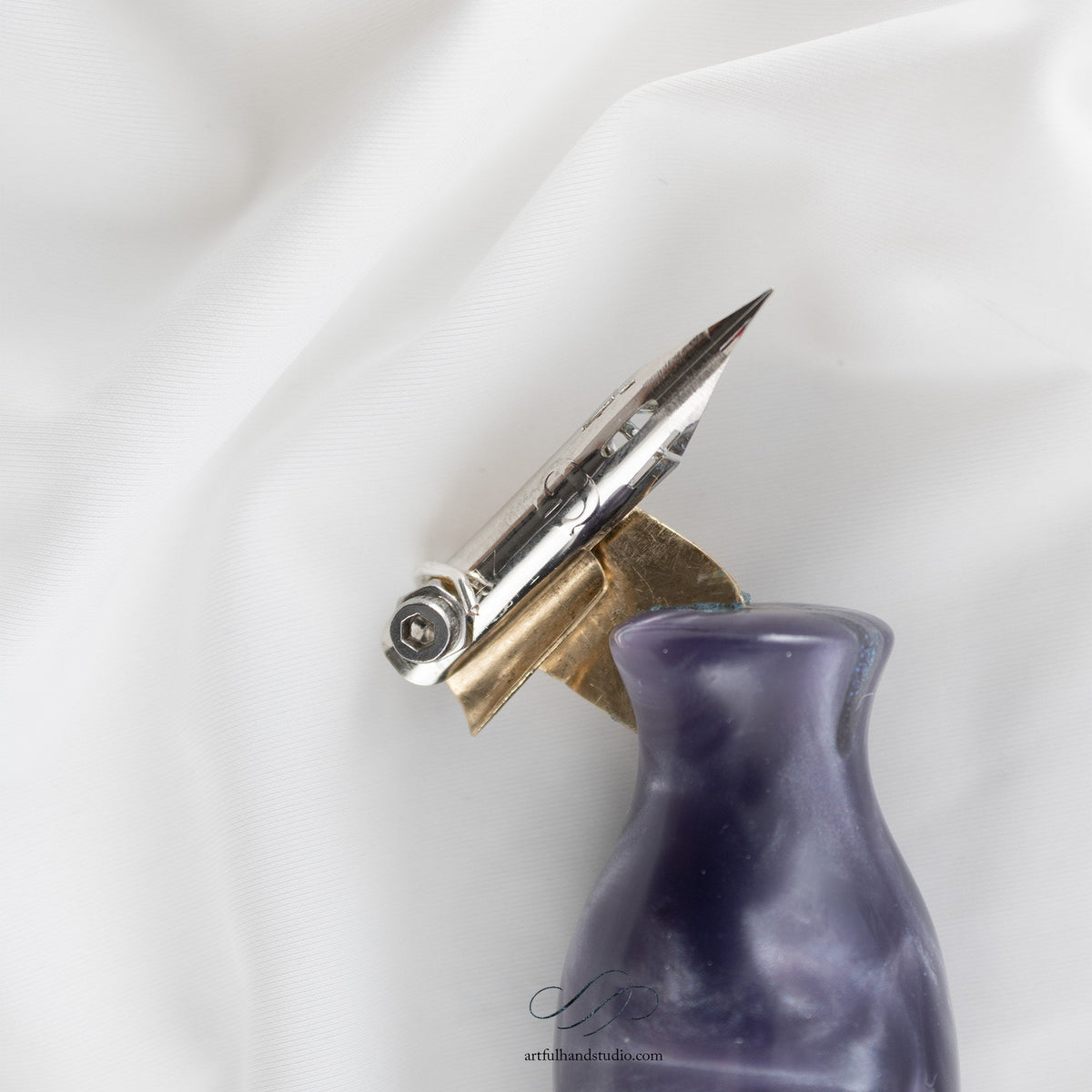 Handgefertigter Oblique-Federhalter Nr. 02 — Tiefblau — Griff und Befestigung der vorbereiteten Zebra G — Artful Hand Studio
