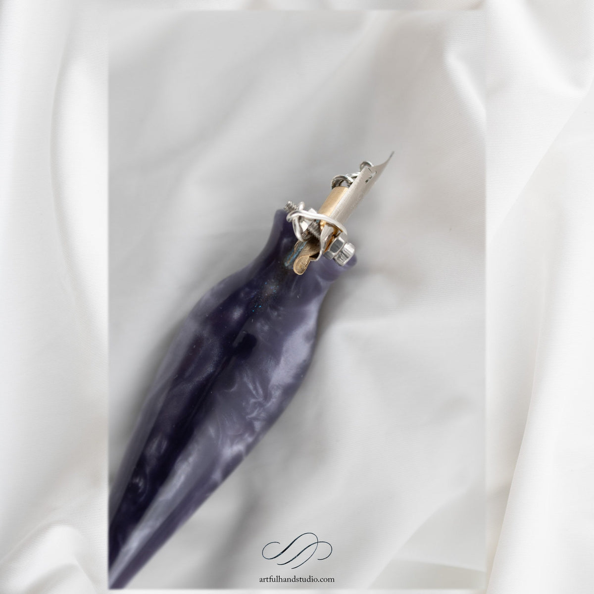 Handgefertigter Oblique-Federhalter Nr. 02 — Tiefblau — Rückansicht — Artful Hand Studio
