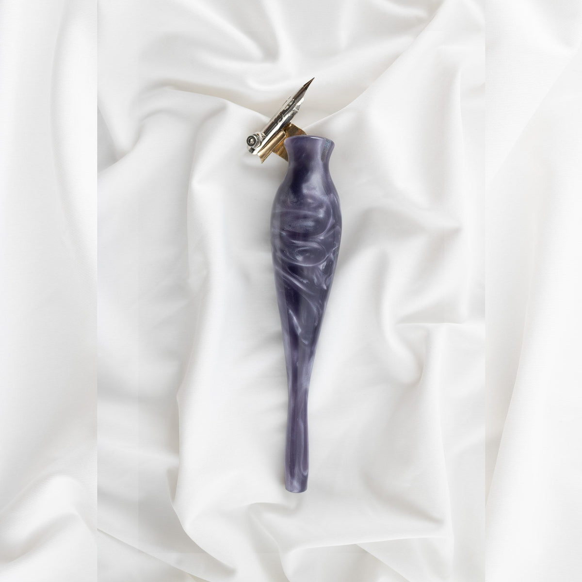 Handgefertigter Oblique-Federhalter Nr. 02 — Tiefblau — Gesamtansicht — Artful Hand Studio
