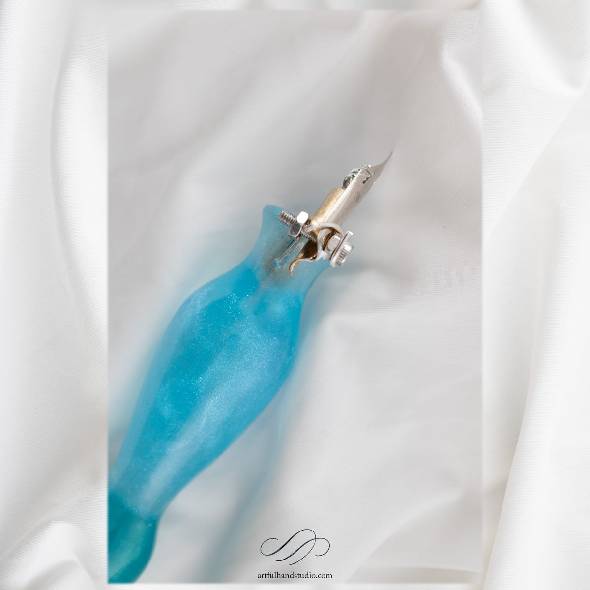 Handgefertigter Oblique-Federhalter Nr. 03 — Türkis — Rückansicht — Artful Hand Studio

