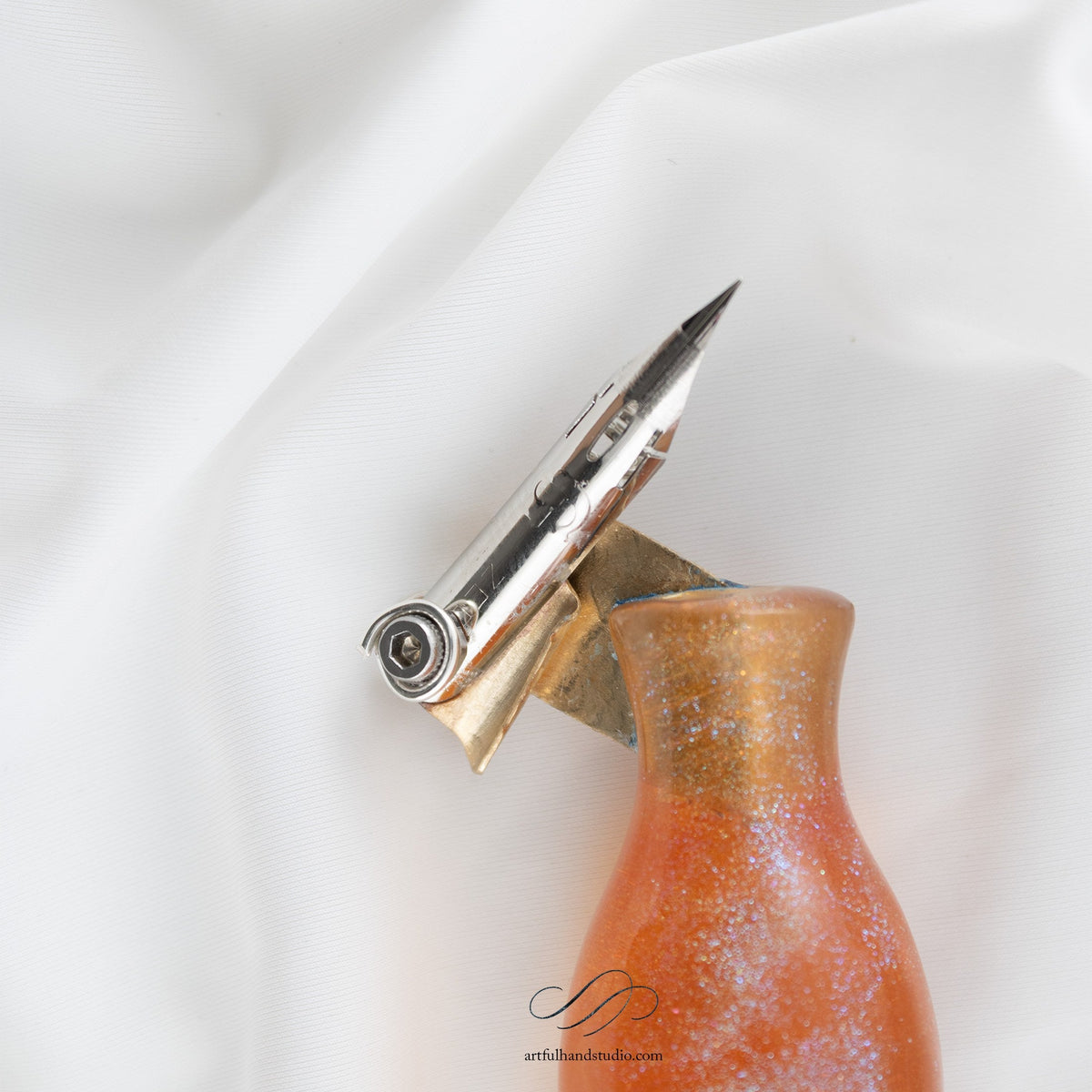Handgefertigter Oblique-Federhalter Nr. 04 — Bernstein — Griff und Befestigung der vorbereiteten Zebra G — Artful Hand Studio
