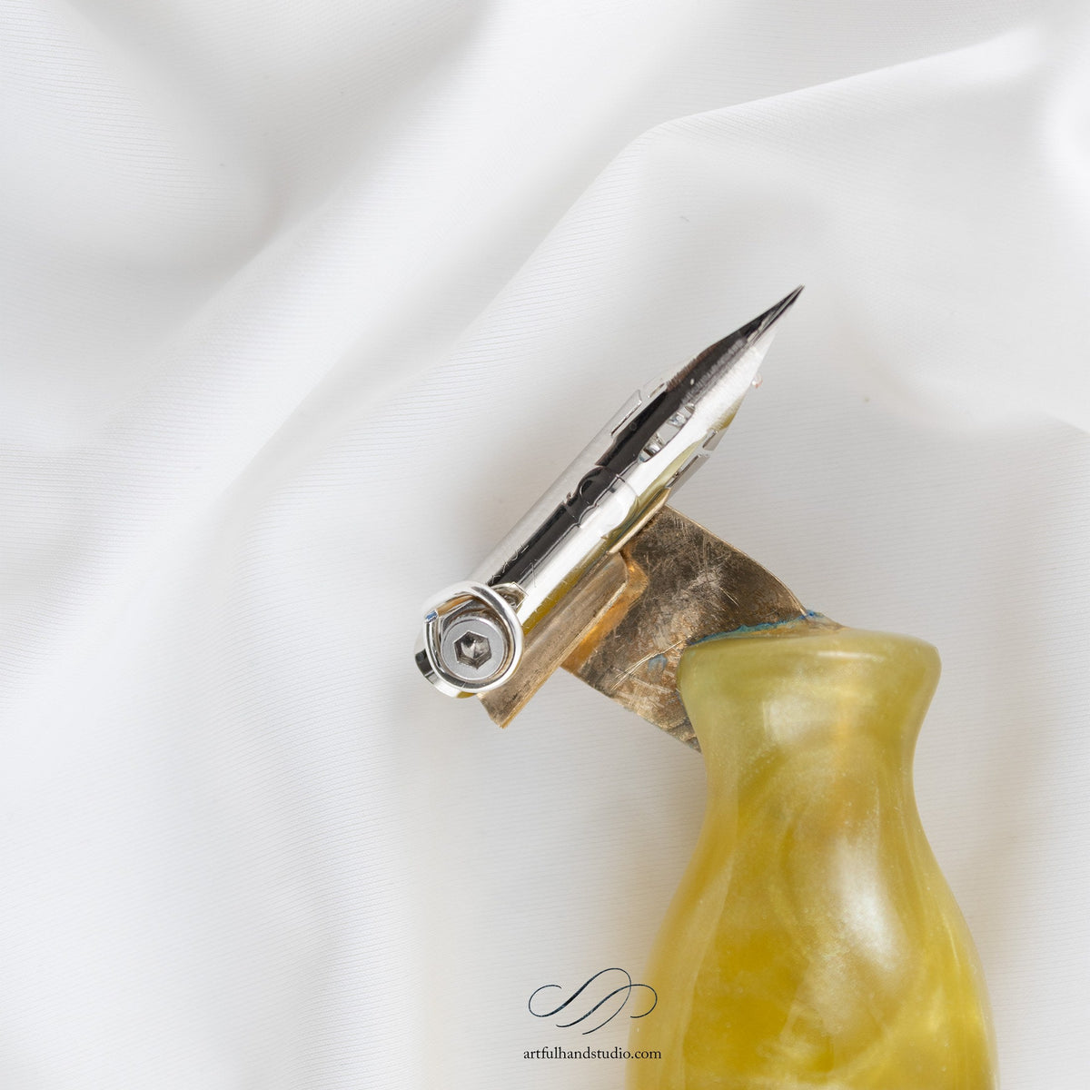 Handgefertigter Oblique-Federhalter Nr. 05 — Goldgelb — Griff und Befestigung der vorbereiteten Zebra G — Artful Hand Studio
