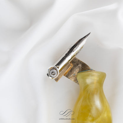 Handgefertigter Oblique-Federhalter Nr. 05 — Goldgelb — Griff und Befestigung der vorbereiteten Zebra G — Artful Hand Studio
