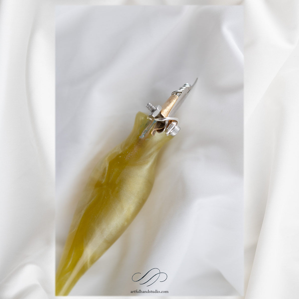 Handgefertigter Oblique-Federhalter Nr. 05 — Goldgelb — Rückansicht — Artful Hand Studio
