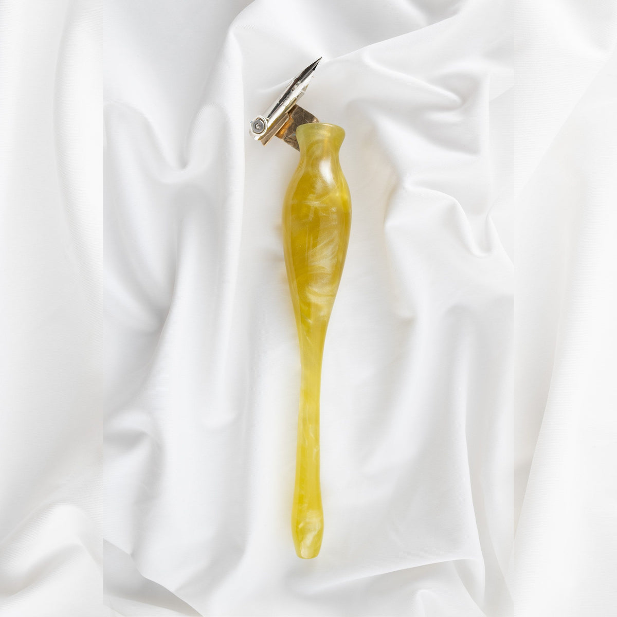 Handgefertigter Oblique-Federhalter Nr. 05 — Goldgelb — Gesamtansicht — Artful Hand Studio
