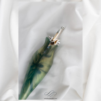 Handgefertigter Oblique-Federhalter Nr. 06 — Waldgrün — Rückansicht — Artful Hand Studio
