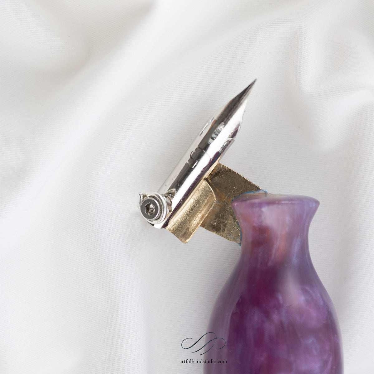 Handgefertigter Oblique-Federhalter Nr. 07 — Violett und Blau — Griff und Befestigung der vorbereiteten Zebra G — Artful Hand Studio
