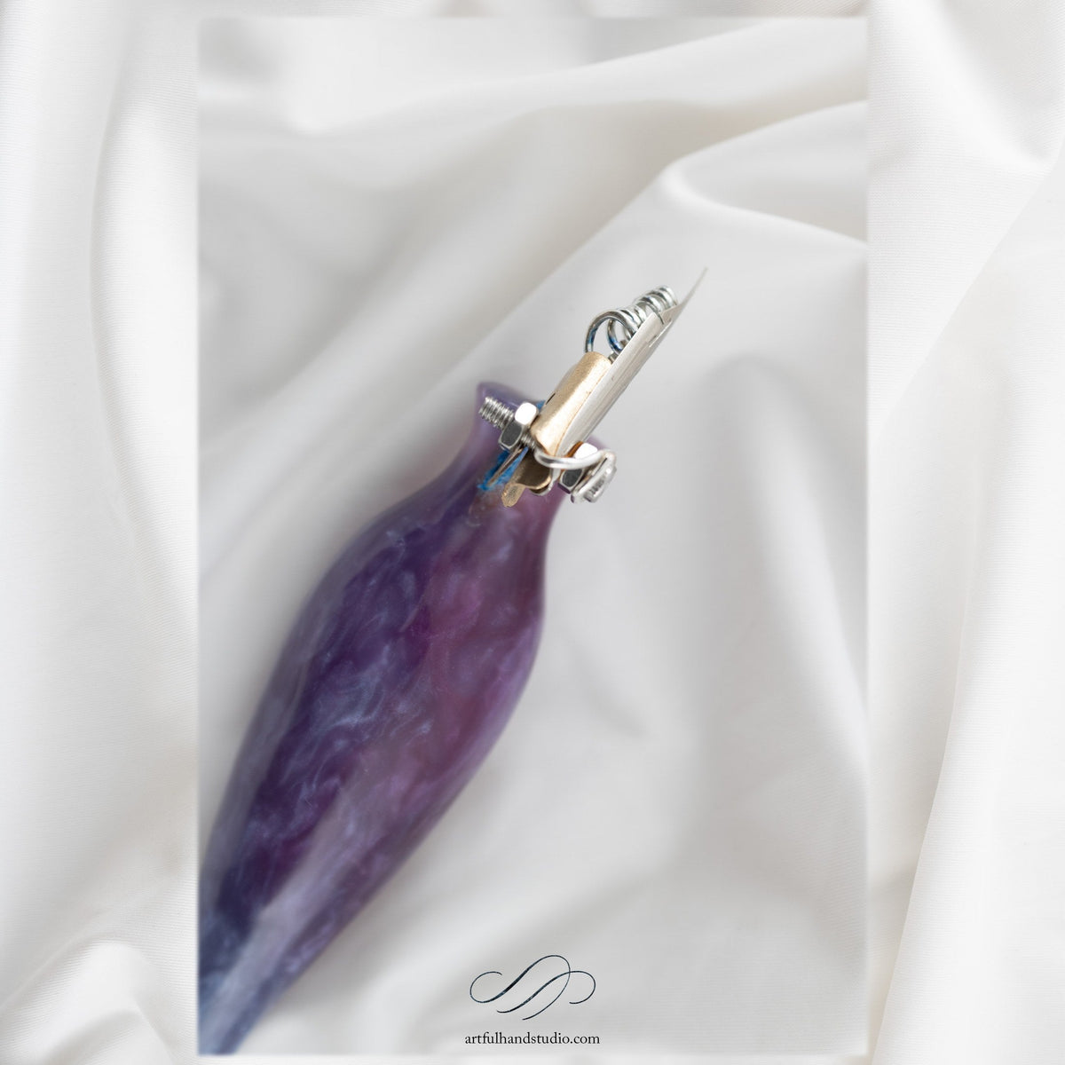 Handgefertigter Oblique-Federhalter Nr. 07 — Violett und Blau — Rückansicht — Artful Hand Studio
