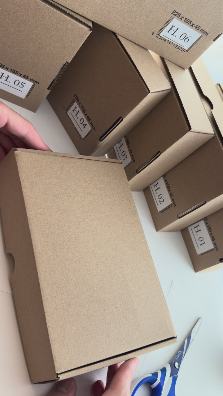 Vorbereitung der schützenden Verpackung eines handgefertigten schrägen Federhalters — Artful Hand Studio, Lausanne