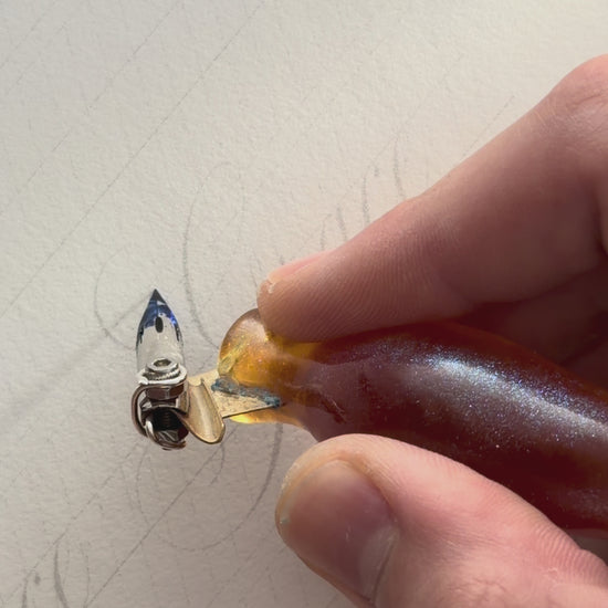 Copperplate-Schreiben mit dem handgefertigten schrägen Federhalter Nr. 04 — Bernstein und seiner Zebra-G-Feder — Artful Hand Studio
