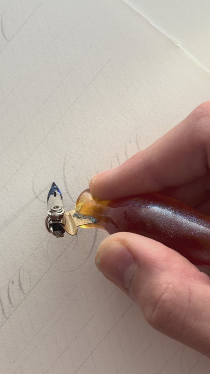 Copperplate-Schreiben mit dem handgefertigten schrägen Federhalter Nr. 04 — Bernstein und seiner Zebra-G-Feder — Artful Hand Studio
