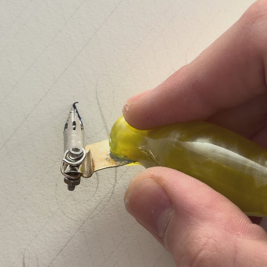 Copperplate-Schreiben mit dem handgefertigten schrägen Federhalter Nr. 05 — Goldgelb und seiner Zebra-G-Feder — Artful Hand Studio
