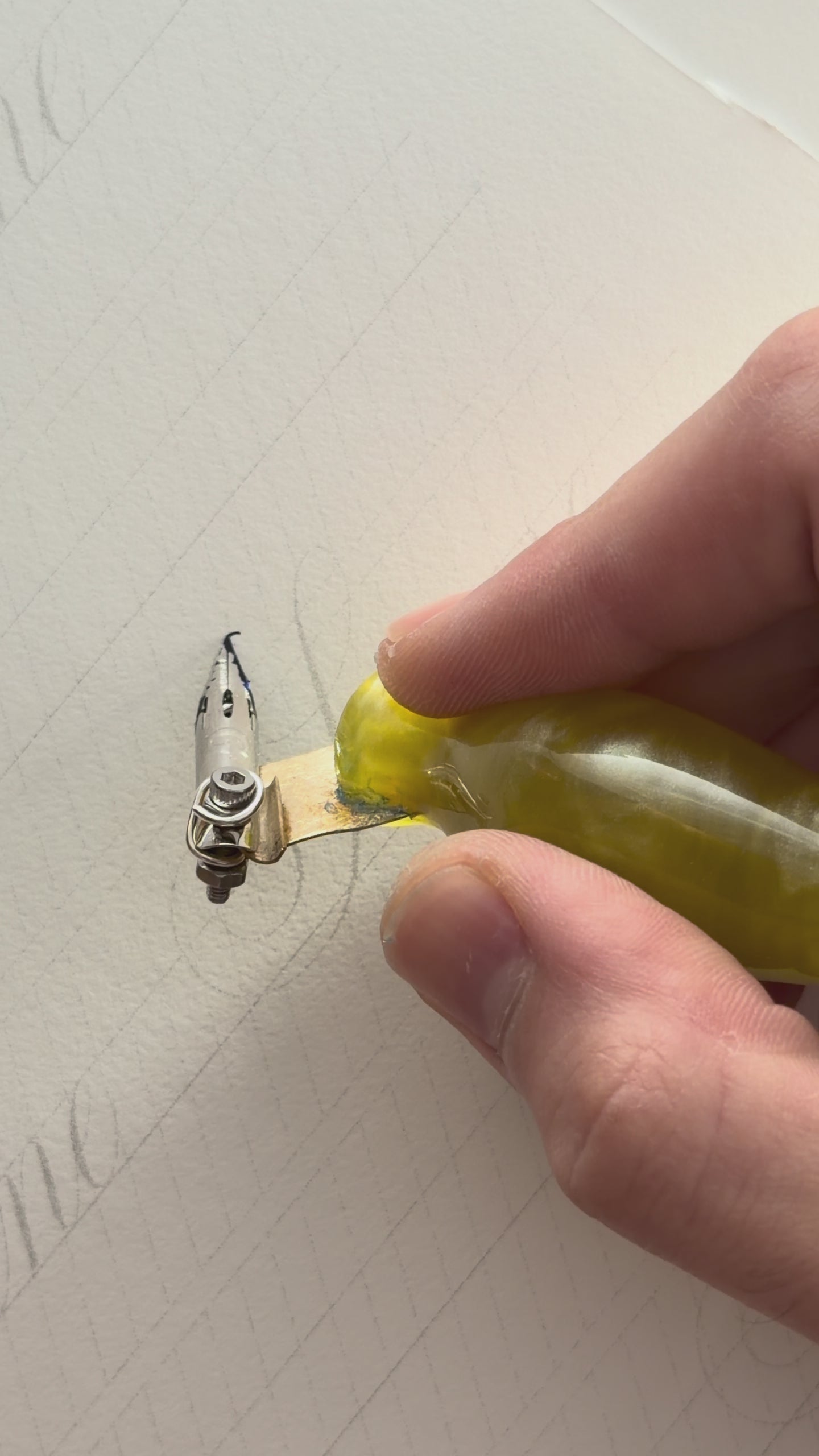 Copperplate-Schreiben mit dem handgefertigten schrägen Federhalter Nr. 05 — Goldgelb und seiner Zebra-G-Feder — Artful Hand Studio