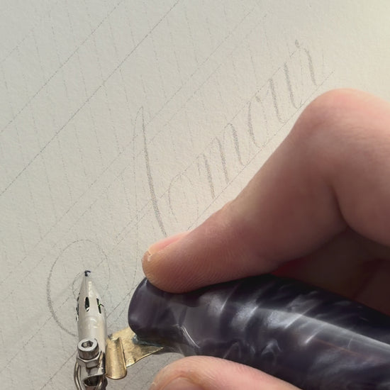 Copperplate-Schreiben mit dem handgefertigten schrägen Federhalter Nr. 02 — Tiefblau und seiner Zebra-G-Feder — Artful Hand Studio

