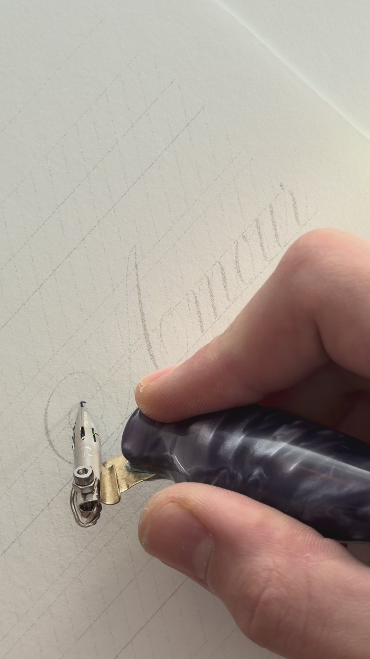 Copperplate-Schreiben mit dem handgefertigten schrägen Federhalter Nr. 02 — Tiefblau und seiner Zebra-G-Feder — Artful Hand Studio
