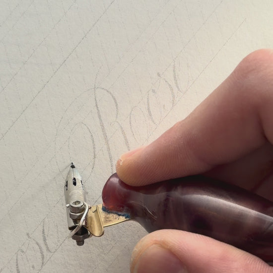Copperplate-Schreiben mit dem handgefertigten schrägen Federhalter Nr. 01 — Bordeauxrot und seiner Zebra-G-Feder — Artful Hand Studio
