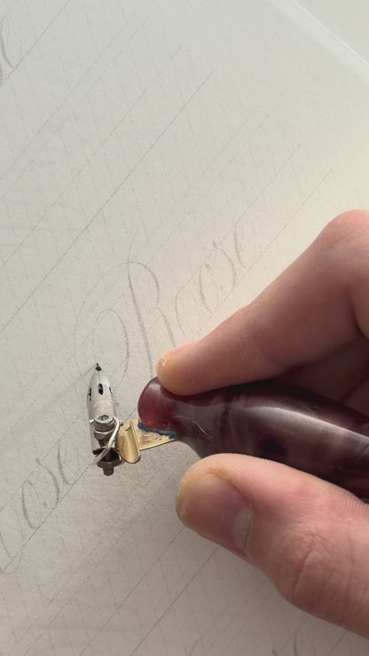 Copperplate-Schreiben mit dem handgefertigten schrägen Federhalter Nr. 01 — Bordeauxrot und seiner Zebra-G-Feder — Artful Hand Studio

