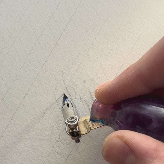 Copperplate-Schreiben mit dem handgefertigten schrägen Federhalter Nr. 07 — Violett und Blau und seiner Zebra-G-Feder — Artful Hand Studio
