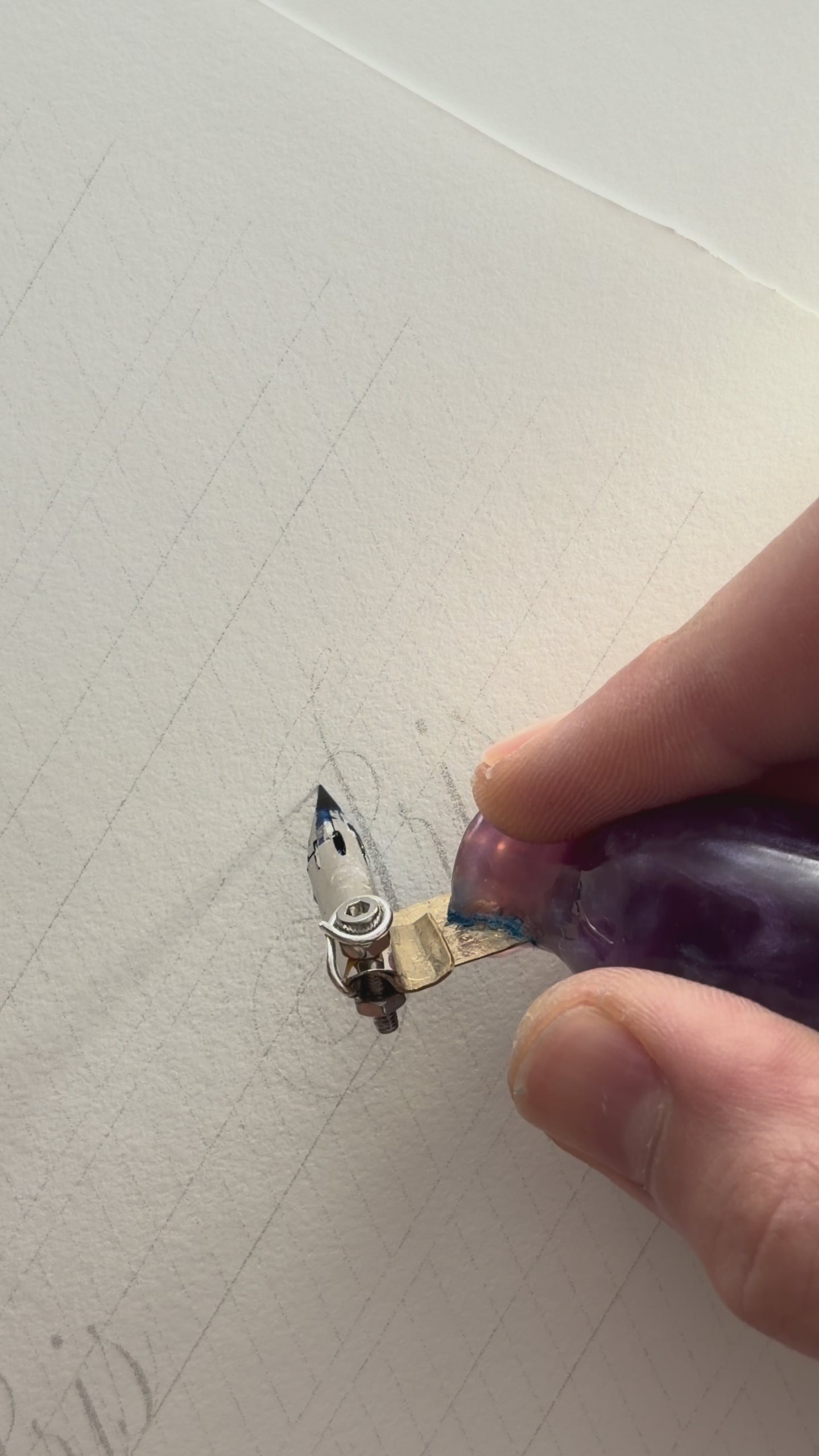 Copperplate-Schreiben mit dem handgefertigten schrägen Federhalter Nr. 07 — Violett und Blau und seiner Zebra-G-Feder — Artful Hand Studio