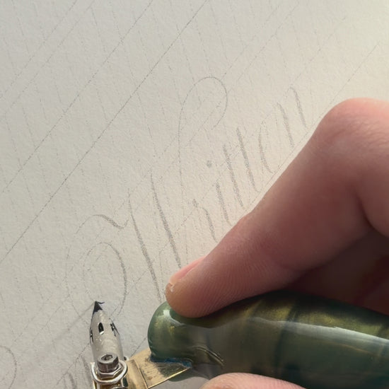 Copperplate-Schreiben mit dem handgefertigten schrägen Federhalter Nr. 06 — Waldgrün und seiner Zebra-G-Feder — Artful Hand Studio
