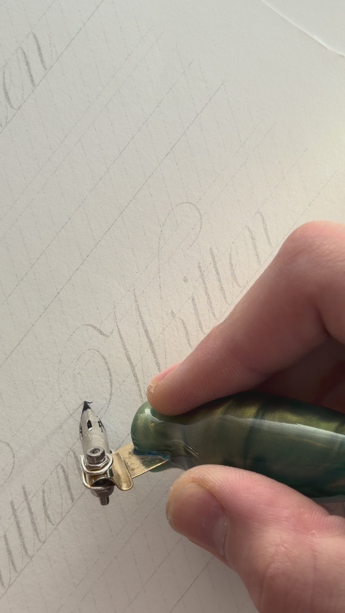 Copperplate-Schreiben mit dem handgefertigten schrägen Federhalter Nr. 06 — Waldgrün und seiner Zebra-G-Feder — Artful Hand Studio
